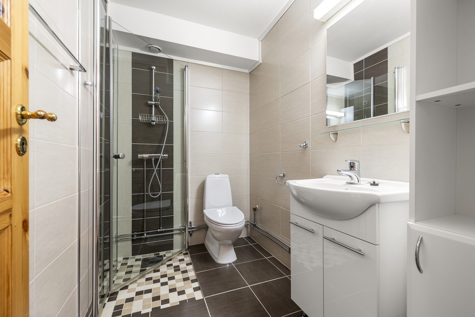 Flislagt bad med toalett, dusjhjørne og elektriske varmekabler i gulvet. Galleribilde