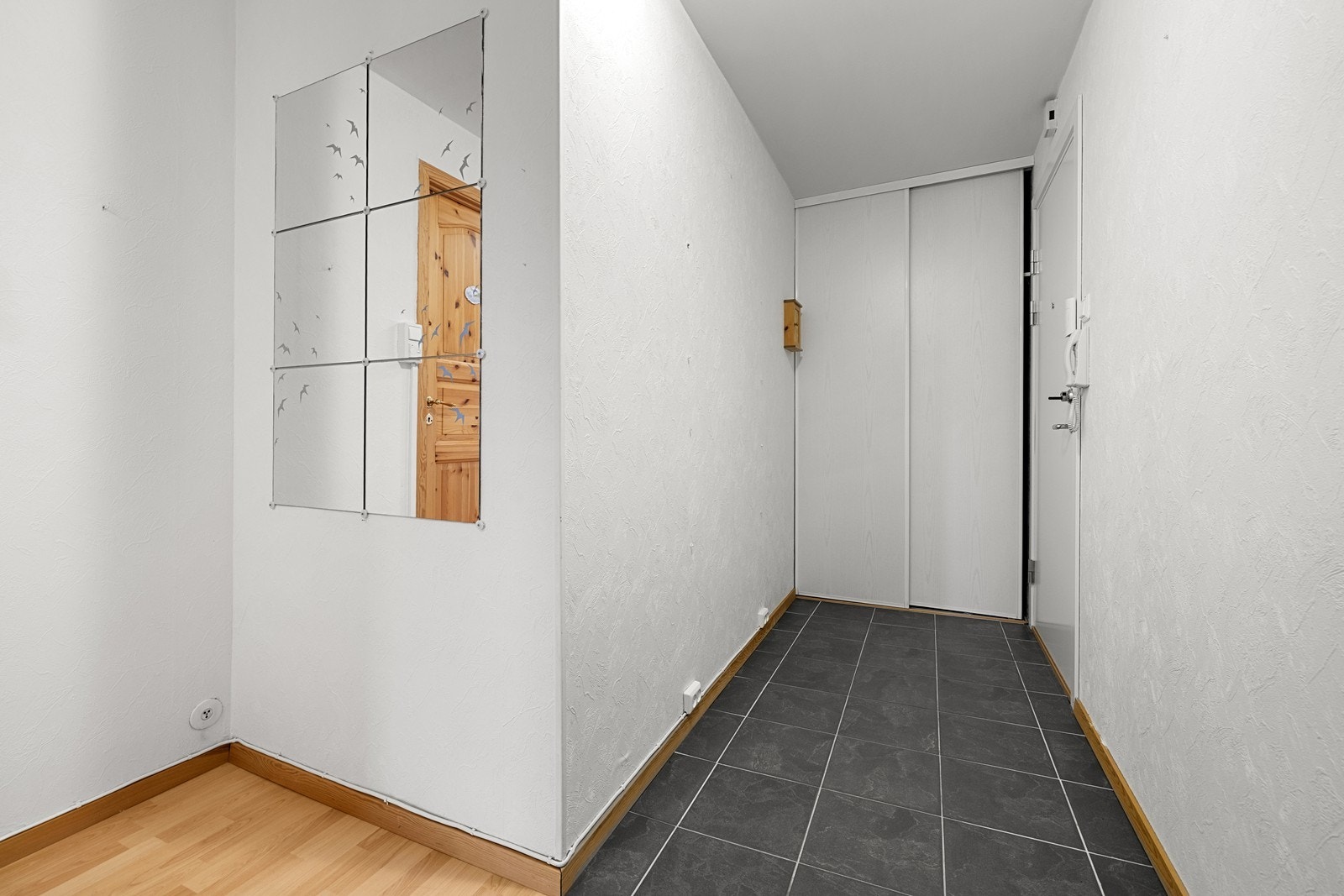 Romslig entré med plass til oppbevaring av yttertøy og sko. Galleribilde