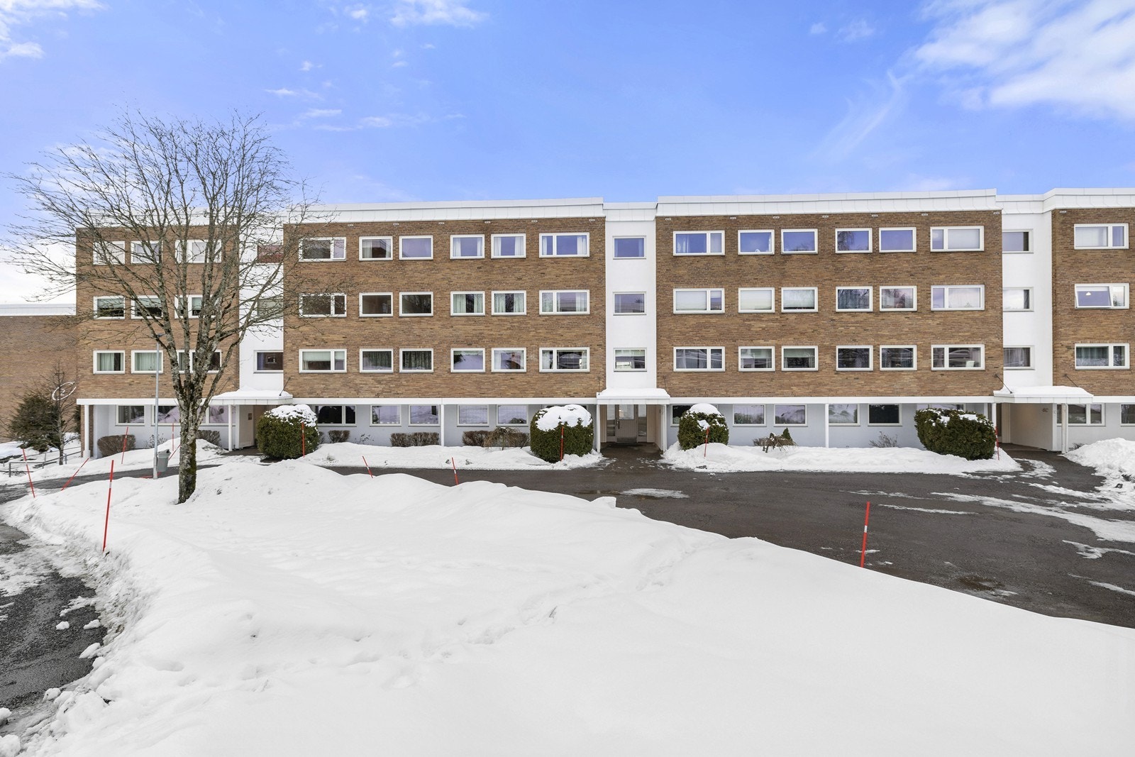 Bygget har yttervegger i betong med en fasade kledd i teglstein. Galleribilde