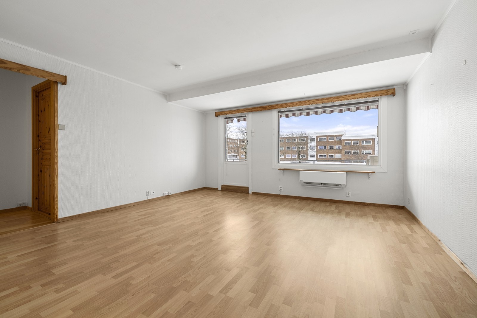 Store vindusflater gir godt med naturlig lys inn i oppholdsrommet. Galleribilde