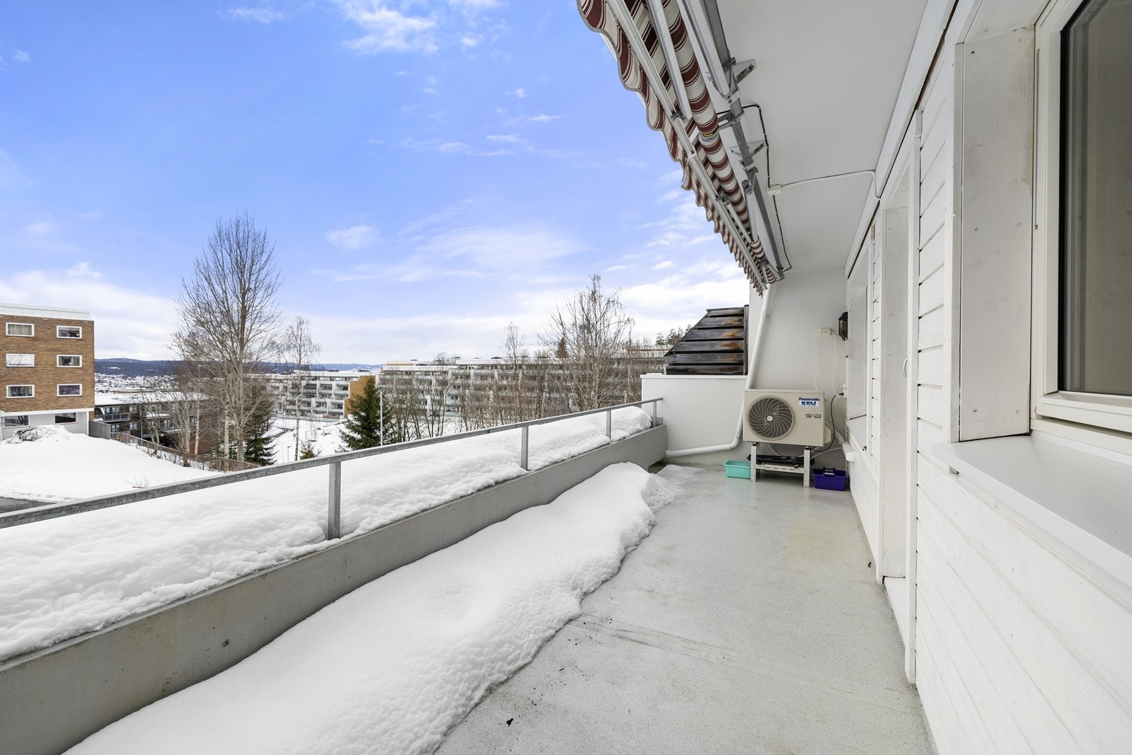 Terrassen er delvis overbygd, med installert 2 delt elektriske markiser Galleribilde