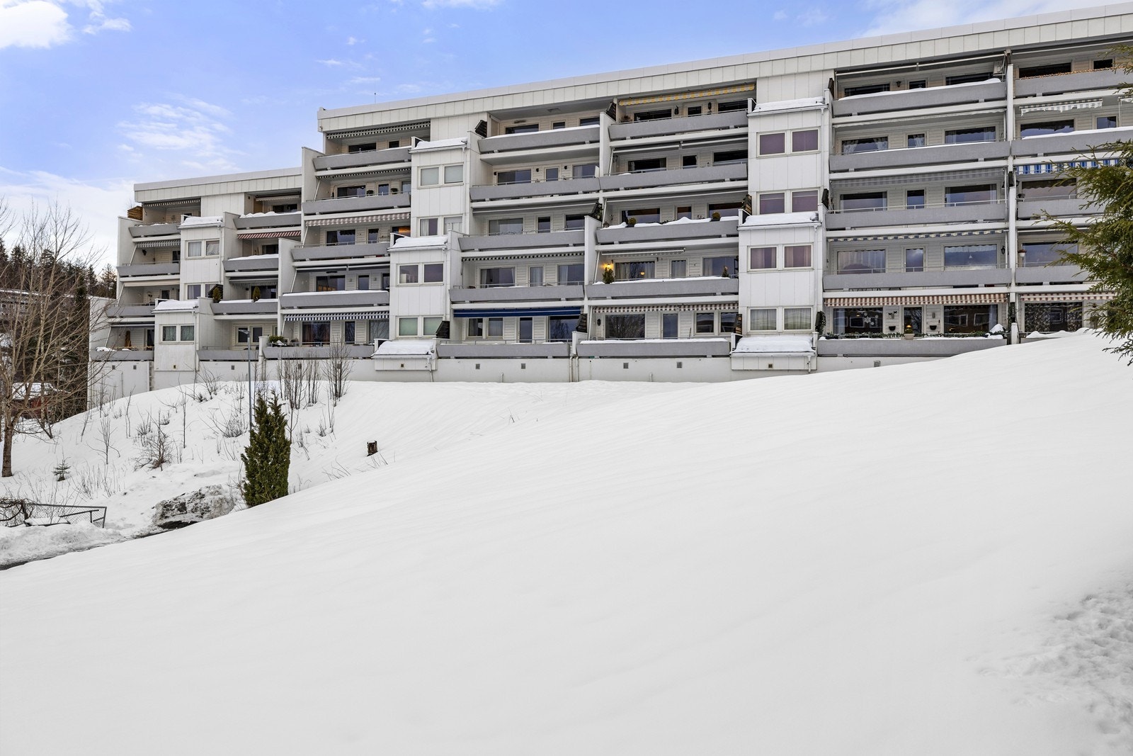 Borettslaget består av velholdte boligblokker i et rolig område. Galleribilde