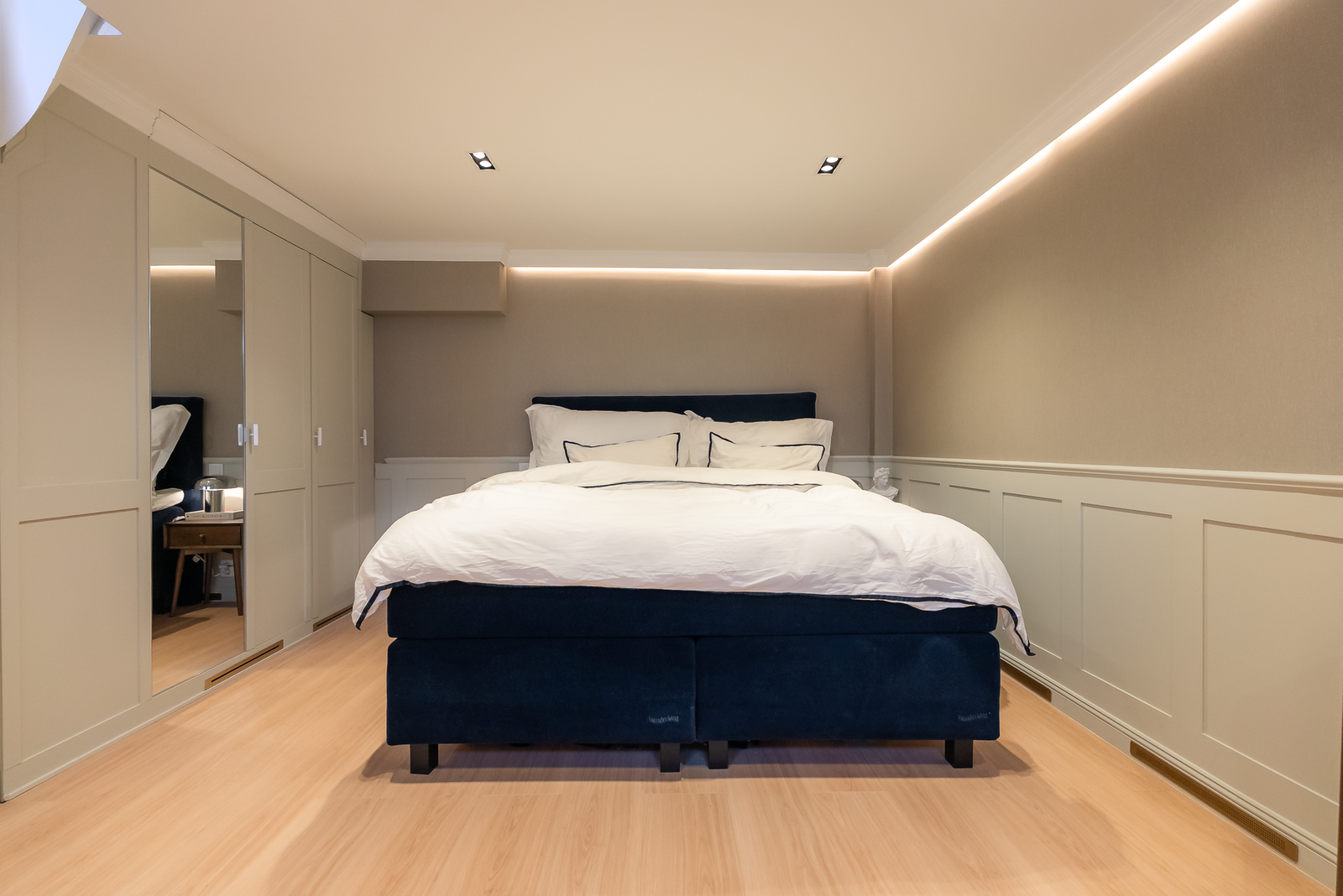 I likhet med leiligheten for øvrig er også underetasjen flott renovert, blant annet med samme brystningspaneler som i hovedetasjen. Galleribilde