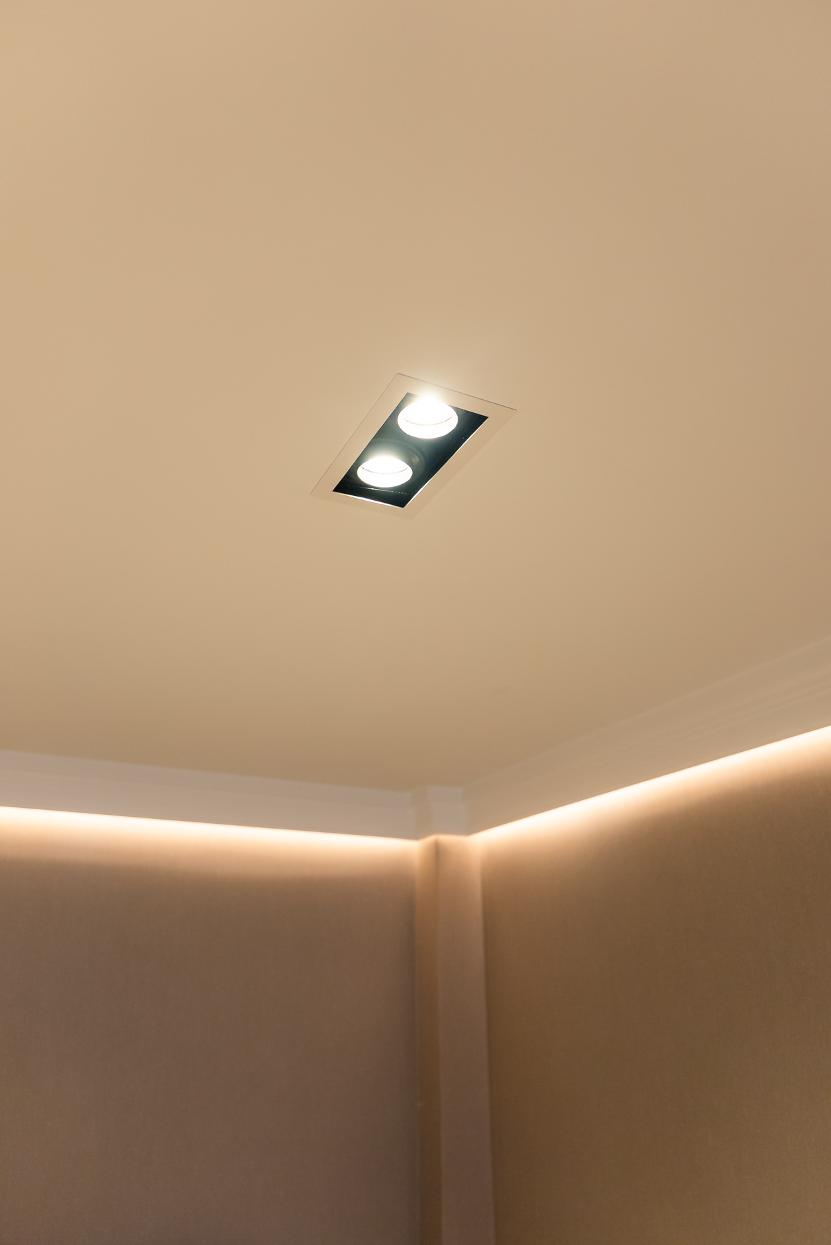 Videre er det montert seks dobbeltspotter i taket for jevn belysning, disse er fra EVNA og kan også styres via Plejd. Galleribilde