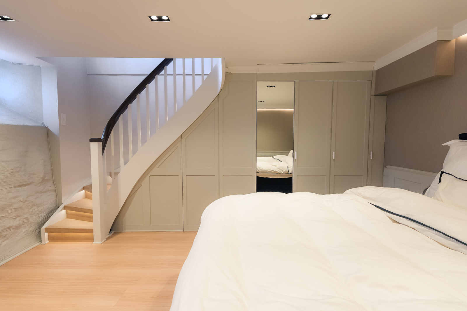 Gulvvarme sørger for en lun og god atmosfære, og det er i tillegg lagt fuktsperre under gulvet for ekstra beskyttelse. Galleribilde