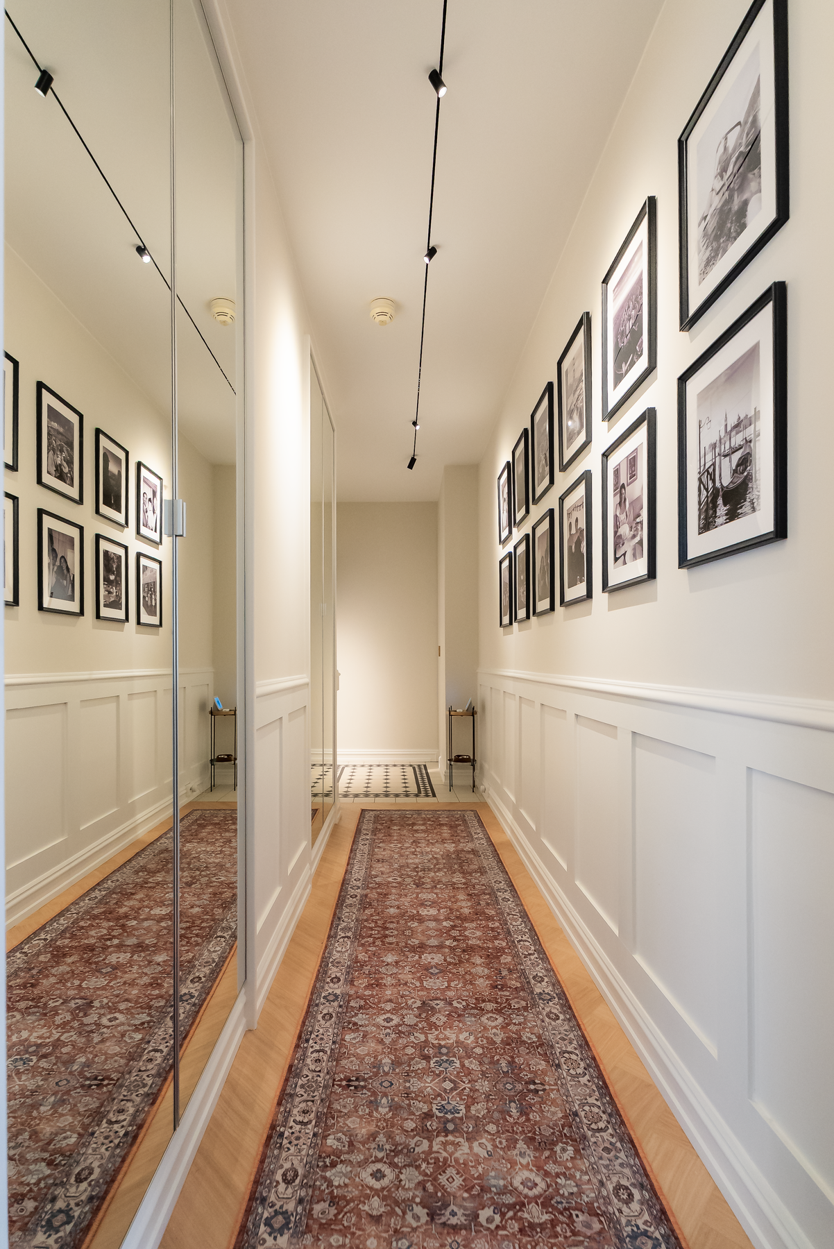 Også i entréen er det er lagt slitesterkt fiskebeinsgulv av korkvinyl fra Skau (Parador), med overgangslist i messing mot flisene. Galleribilde