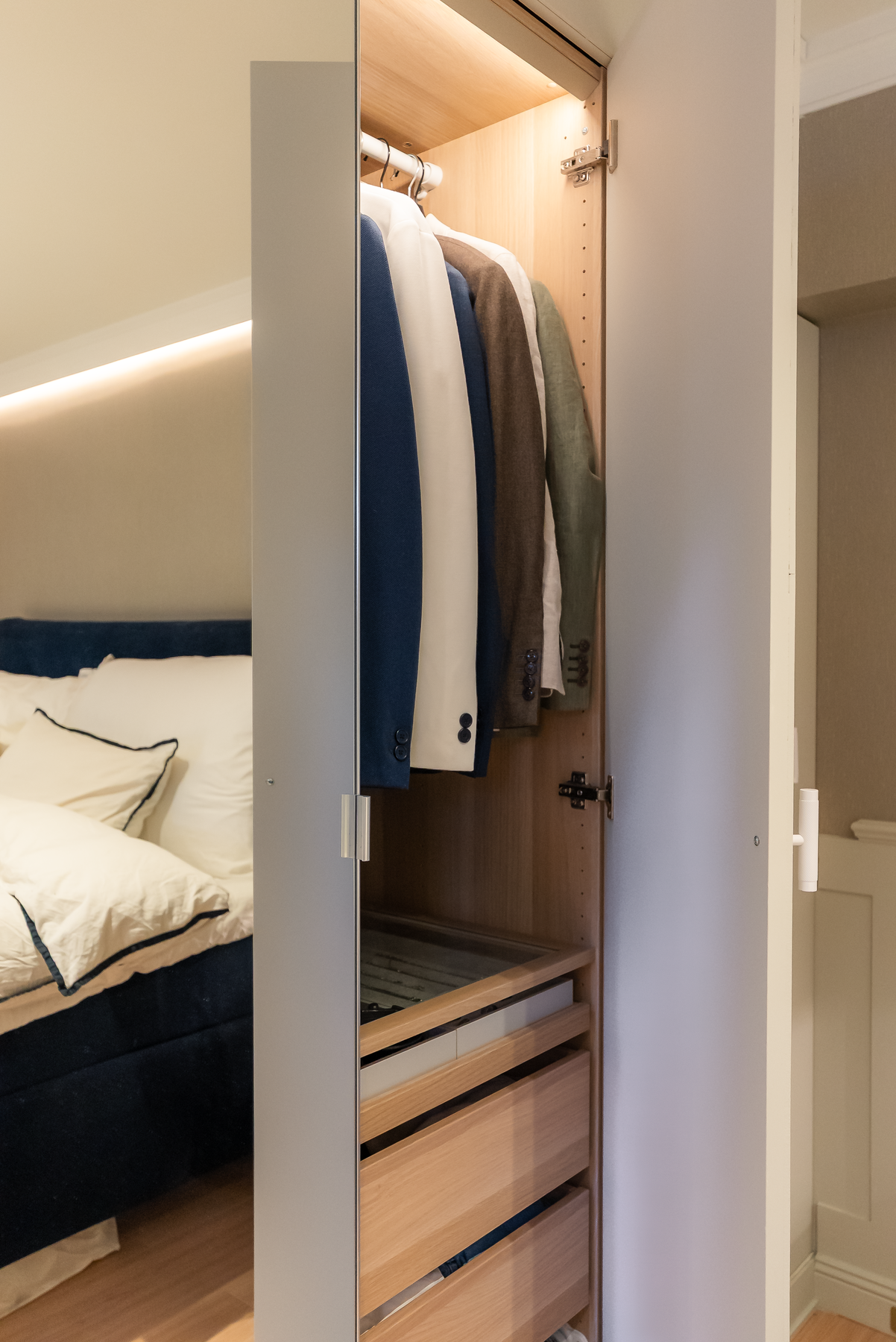 Belysning inne i garderoben. Galleribilde