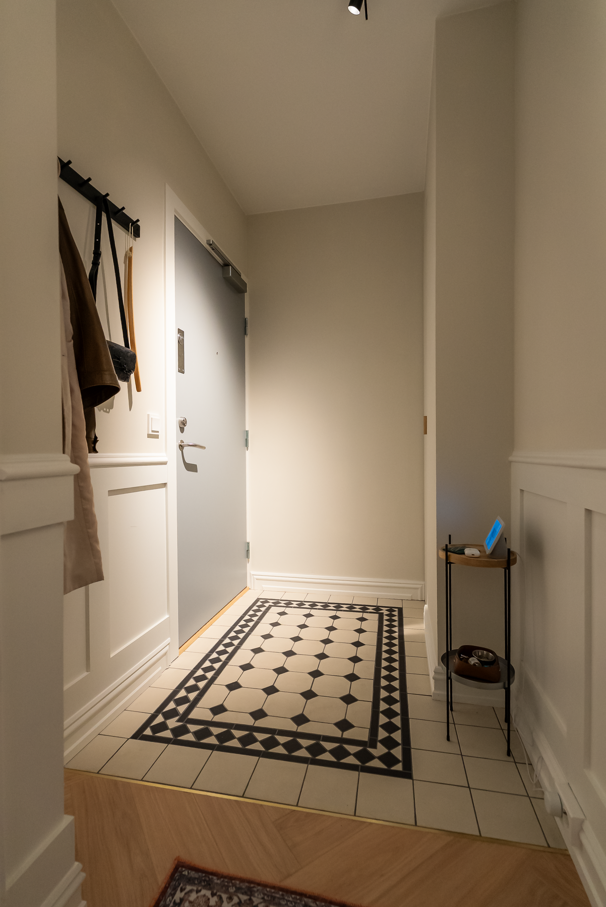 For øvrig god plass til klesoppheng ved inngangsparti. Galleribilde