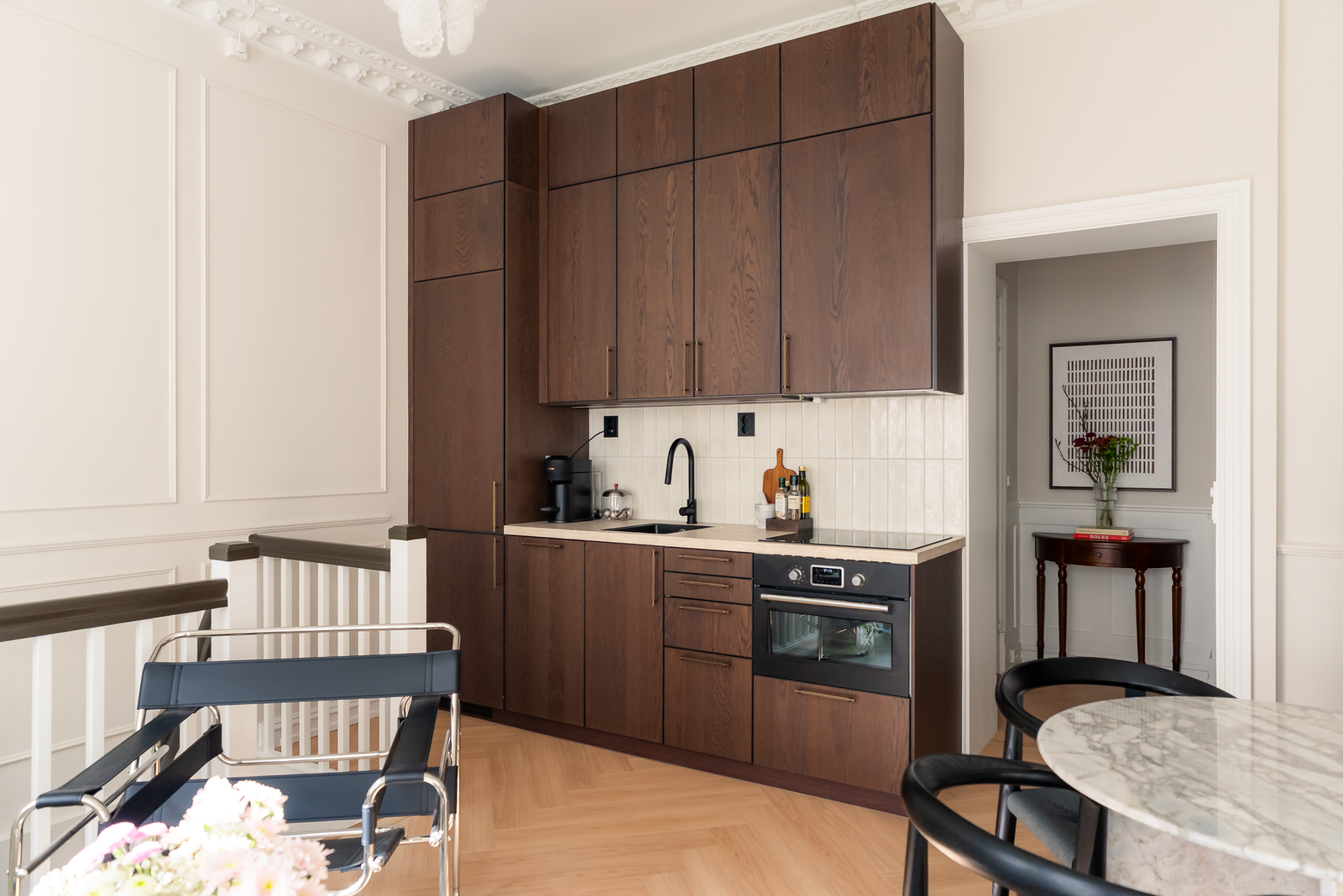 Lekkert kjøkken med innredning fra IKEA Metod-system. Galleribilde