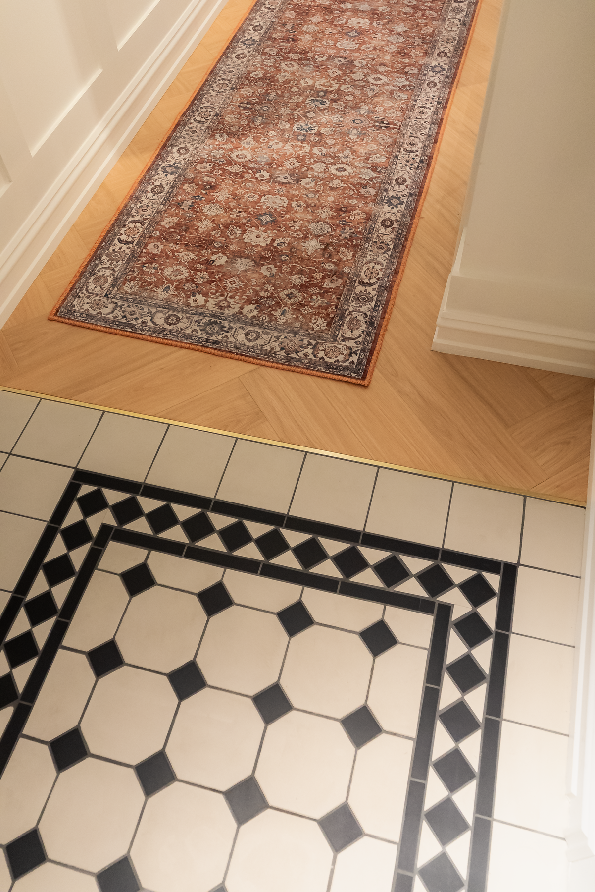 Flisene er håndlagde fra Sekelskiftet i Sverige (ca. 16 000 kr per kvm). Galleribilde