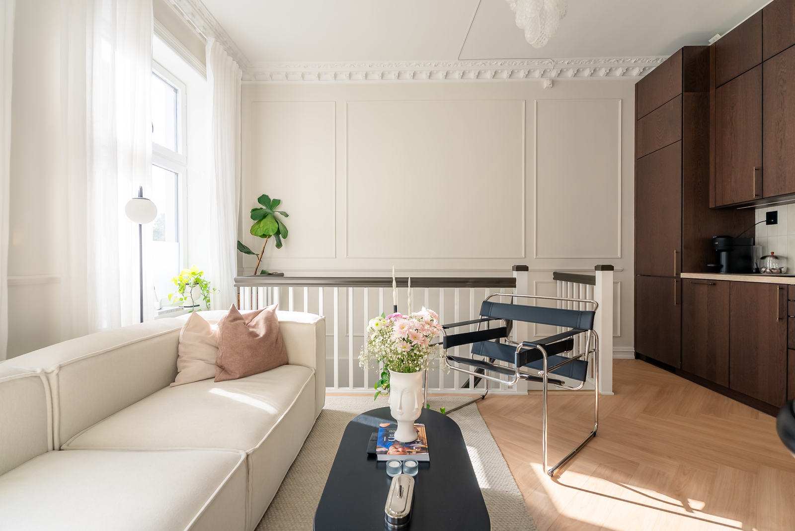 Leiligheten er lys og innbydende. Galleribilde