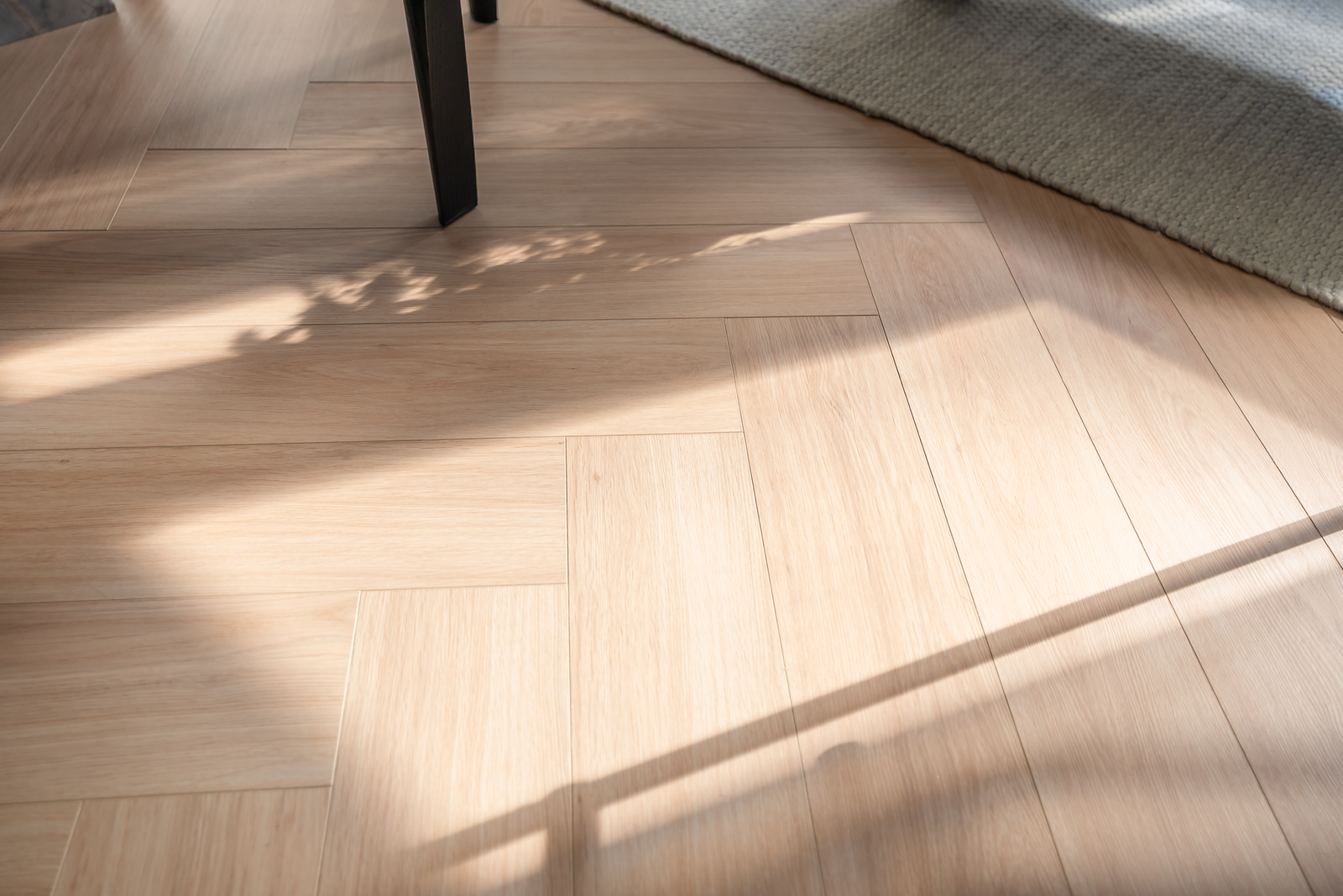 På gulvene er det lagt slitesterkt fiskebeinsgulv av korkvinyl fra Skau (Parador), med overgangslist i messing for et helhetlig uttrykk. Galleribilde