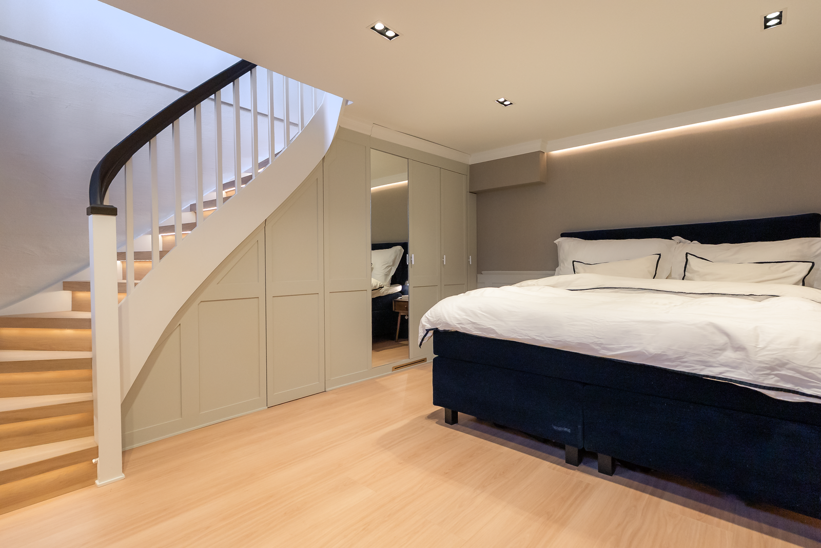 Leilighetens underetasje er romslig med flere innredningsmuligheter. I likhet med leiligheten for øvrig er også underetasjen flott renovert, blant annet med samme fiskebensgulv og brystningspaneler som i hovedetasjen. Galleribilde