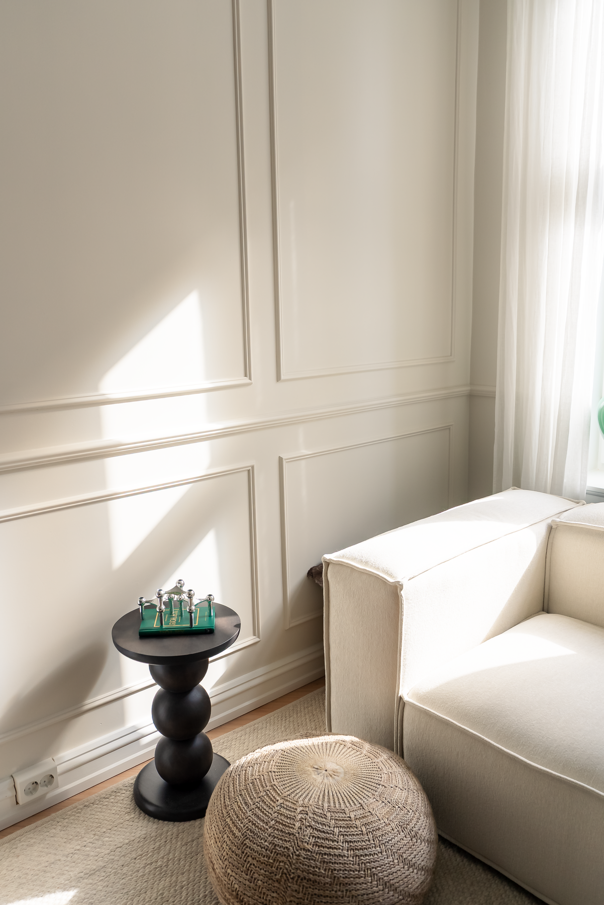 Legg spesielt merke til den flotte brystningspanelen på veggene. Galleribilde