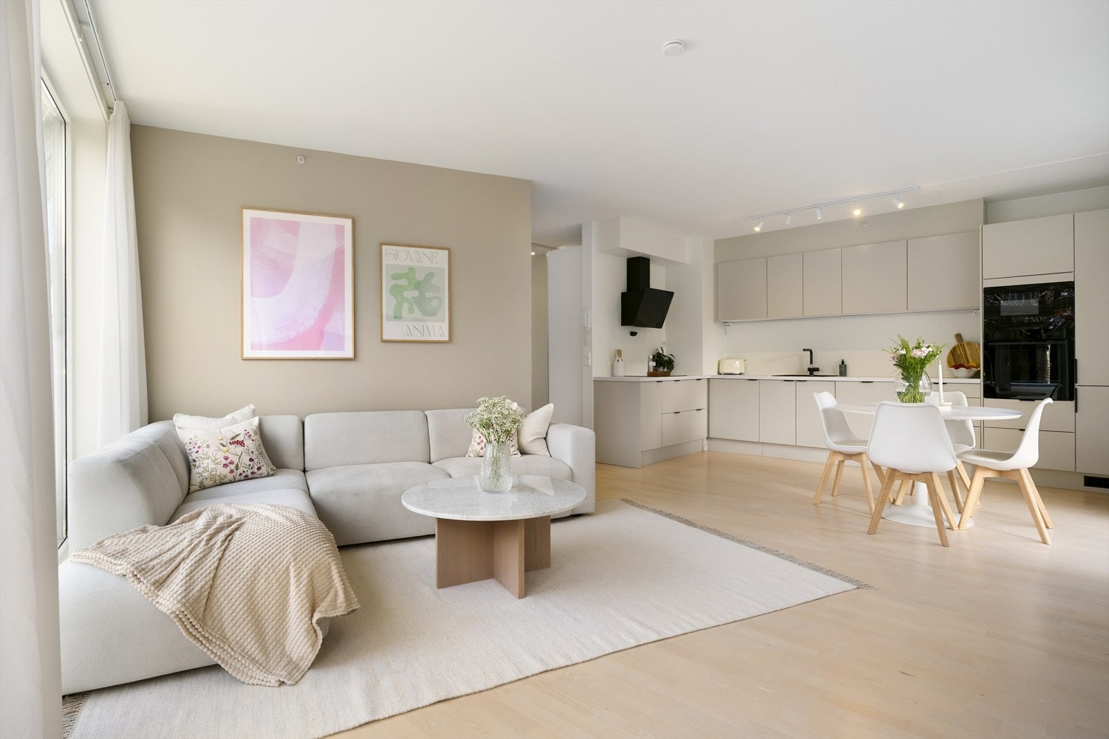 Den sosiale sonen fremstår som boligens naturlige samlingspunkt med stue og kjøkken i åpen og innbydende løsning. Galleribilde