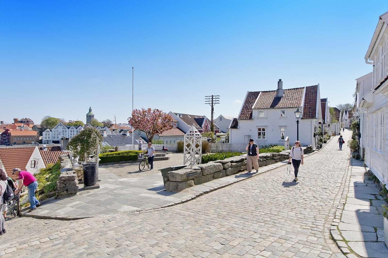 Med en perfekt kombinasjon av rolig bomiljø og umiddelbar nærhet til byens fasiliteter er dette et ideelt sted å bo for deg som ønsker det beste av Stavanger. Galleribilde