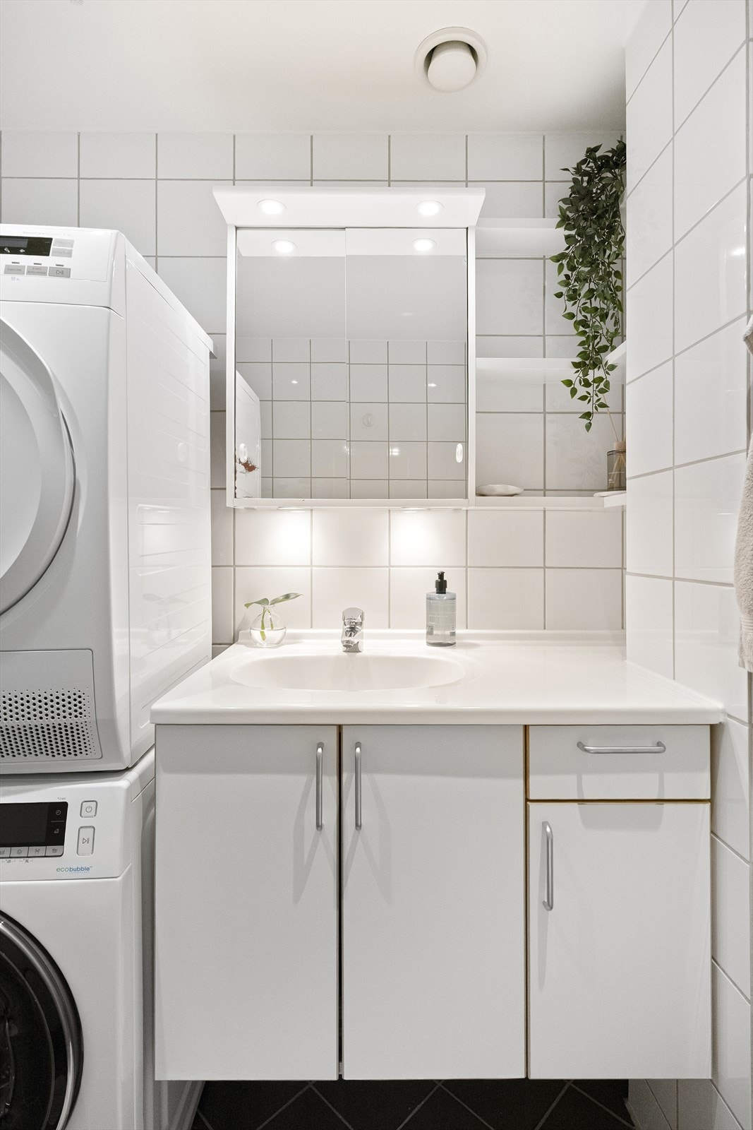 Innredningen består av toalett, dusjhjørne og servant med underskuffer og skap som gir god oppbevaringsplass. I tillegg er det speil med integrert skap og belysning, samt praktiske hjørnehyller. Galleribilde