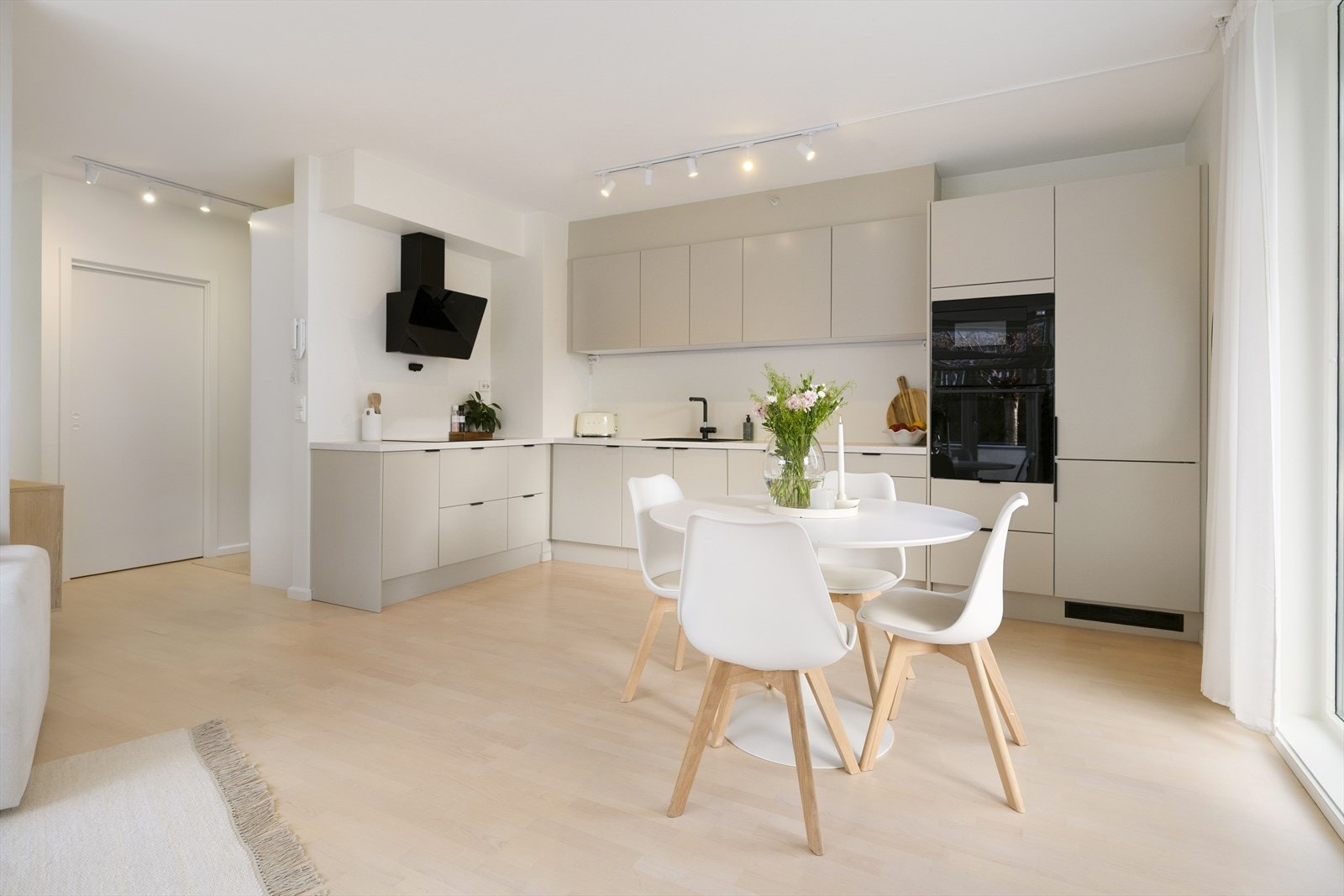 Kjøkkenets utforming byr på rikelig med både skap- og benkeplass. Galleribilde