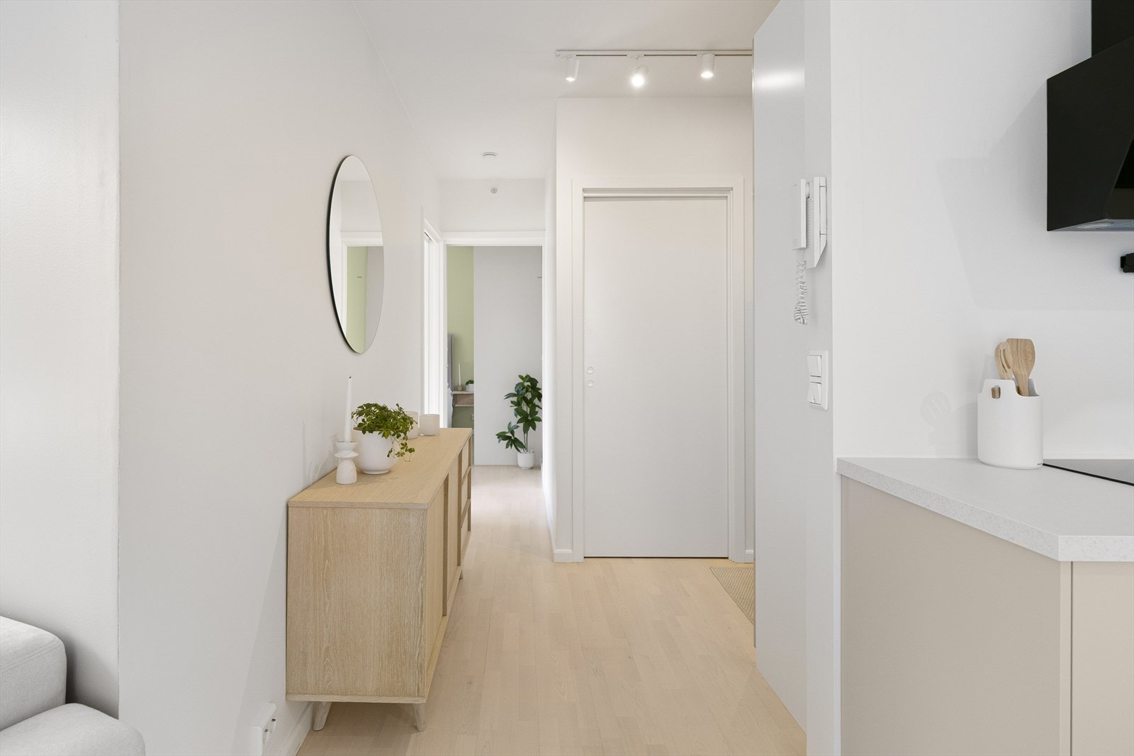 Listefrie overganger til himling bidrar til et moderne uttrykk. Galleribilde