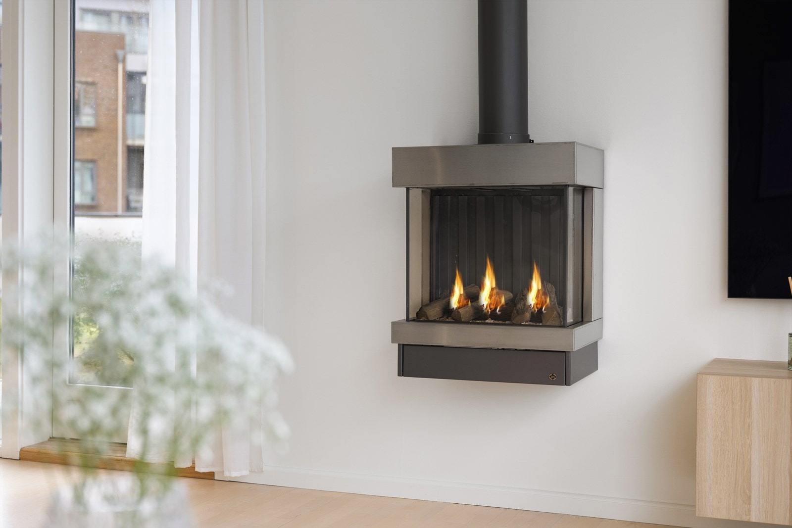 En herlig gasspeis setter prikken over i-en og kan nytes både fra sofaen og spiseplassen, noe som gir rommet en lun og trivelig atmosfære. Galleribilde