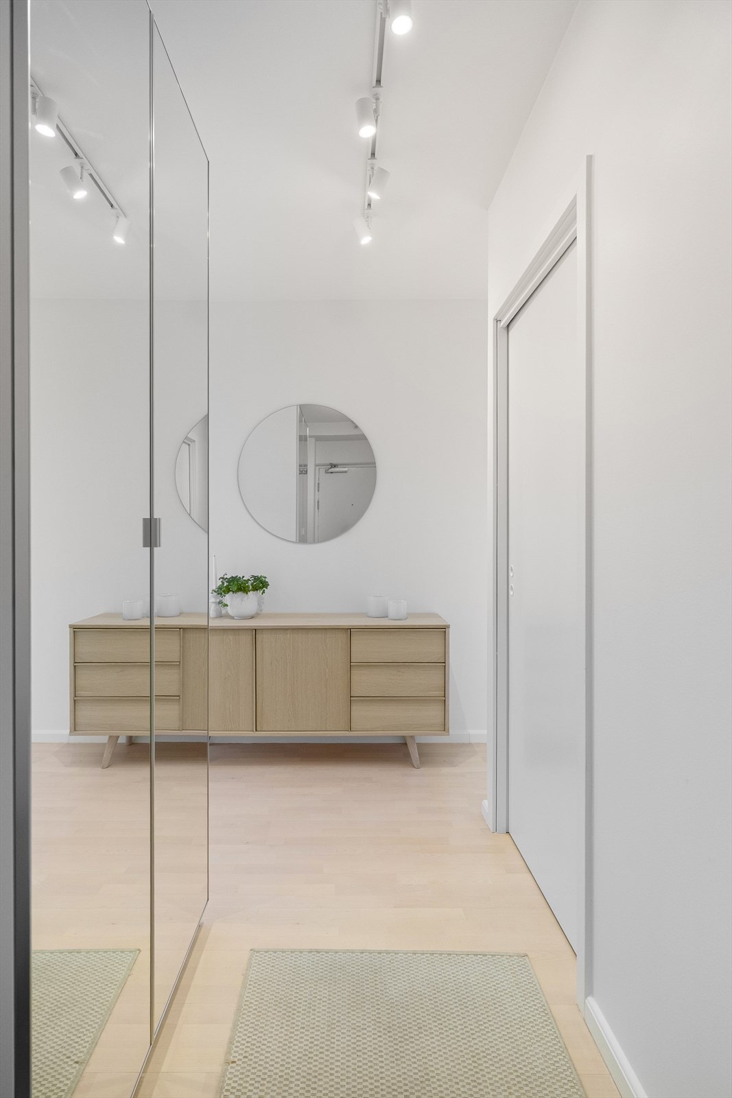 Entréen gir et godt førsteinntrykk og har praktisk garderobeskap med speil som sørger for rikelig oppbevaringsplass til yttertøy og sko. Galleribilde