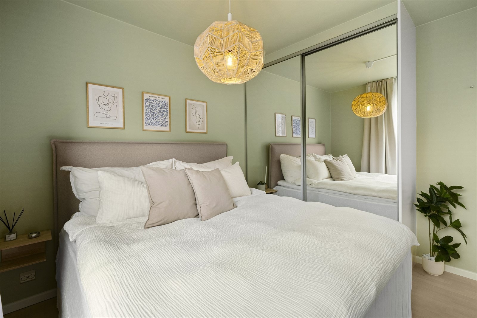 Begge med praktiske garderobeskap som gir god oppbevaringsplass. Galleribilde