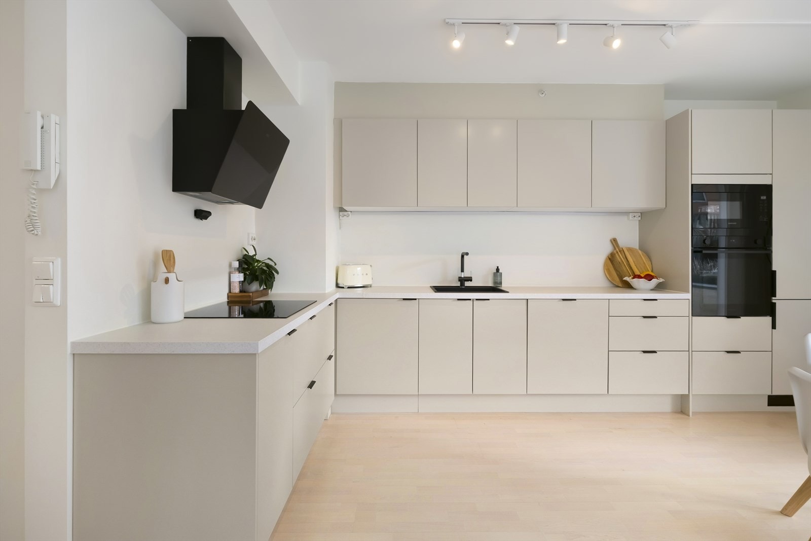 Det er utstyrt med integrerte hvitevarer bestående av platetopp, kjøleskap med frysedel, stekeovn i riktig arbeidshøyde samt mikrobølgeovn. Galleribilde