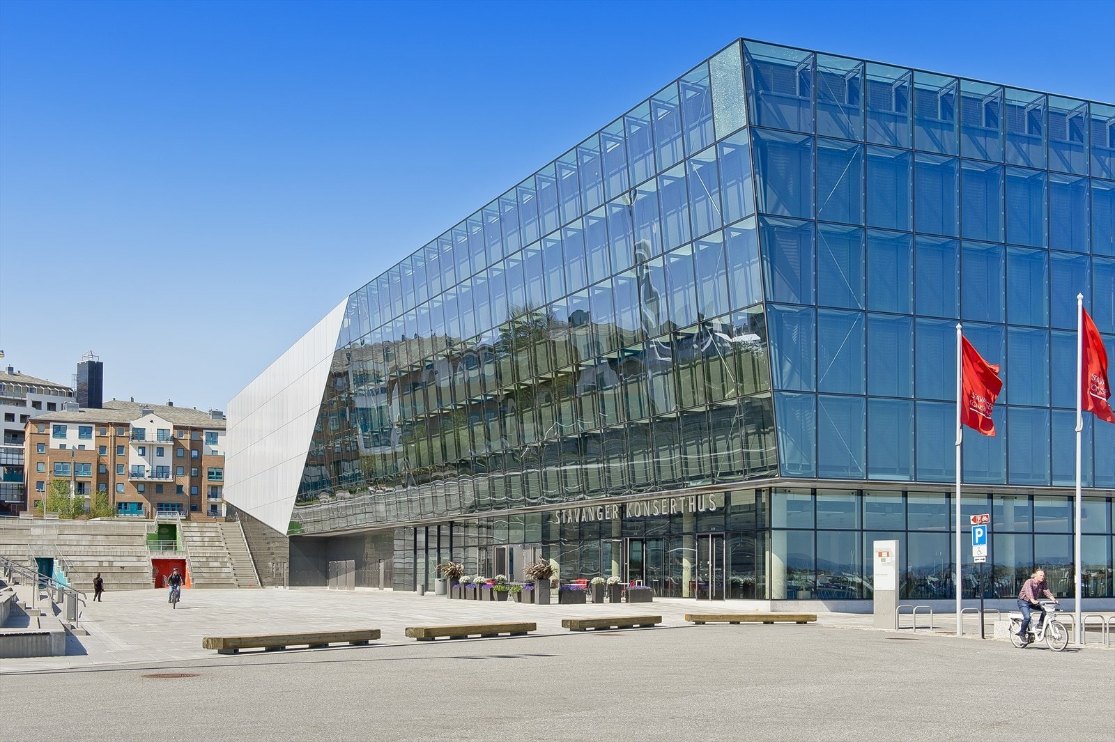 For den kulturinteresserte ligger Stavanger Konserthus like ved, hvor du kan nyte konserter, teaterforestillinger og andre arrangementer. I samme bygg finner du Spiseriet, en restaurant med fantastisk utsikt over fjorden. Galleribilde