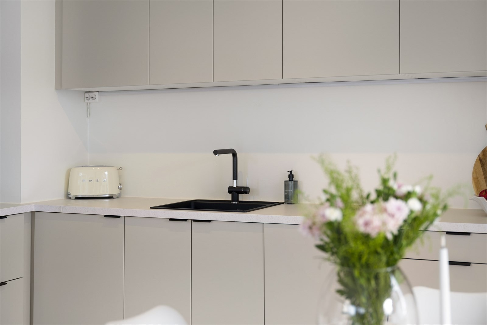 Innredningen fremstår moderne og delikat i en behagelig beigetone kombinert med en lys laminert benkeplate. Galleribilde