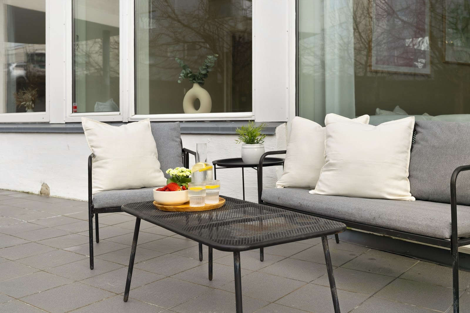 Uteplassen gir gode muligheter for møblering i flere soner. Galleribilde