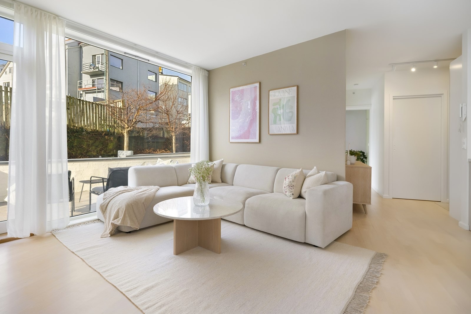 Høyreiste vindusflater i flere himmelretninger gir et fantastisk lysinnslipp og skaper en sjelden luftig og åpen romfølelse. Galleribilde