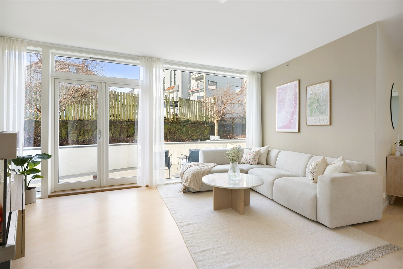 Lune fargevalg og parkettgulv er gjennomgående for hele leiligheten. Galleribilde