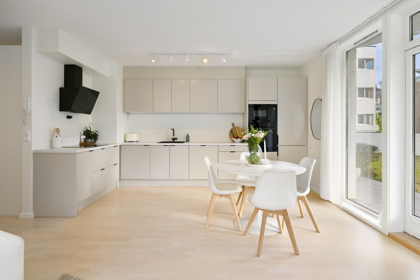 Rommet er generøst og godt utformet med rikelig plass til både romslig sofagruppe og spiseplass. Galleribilde