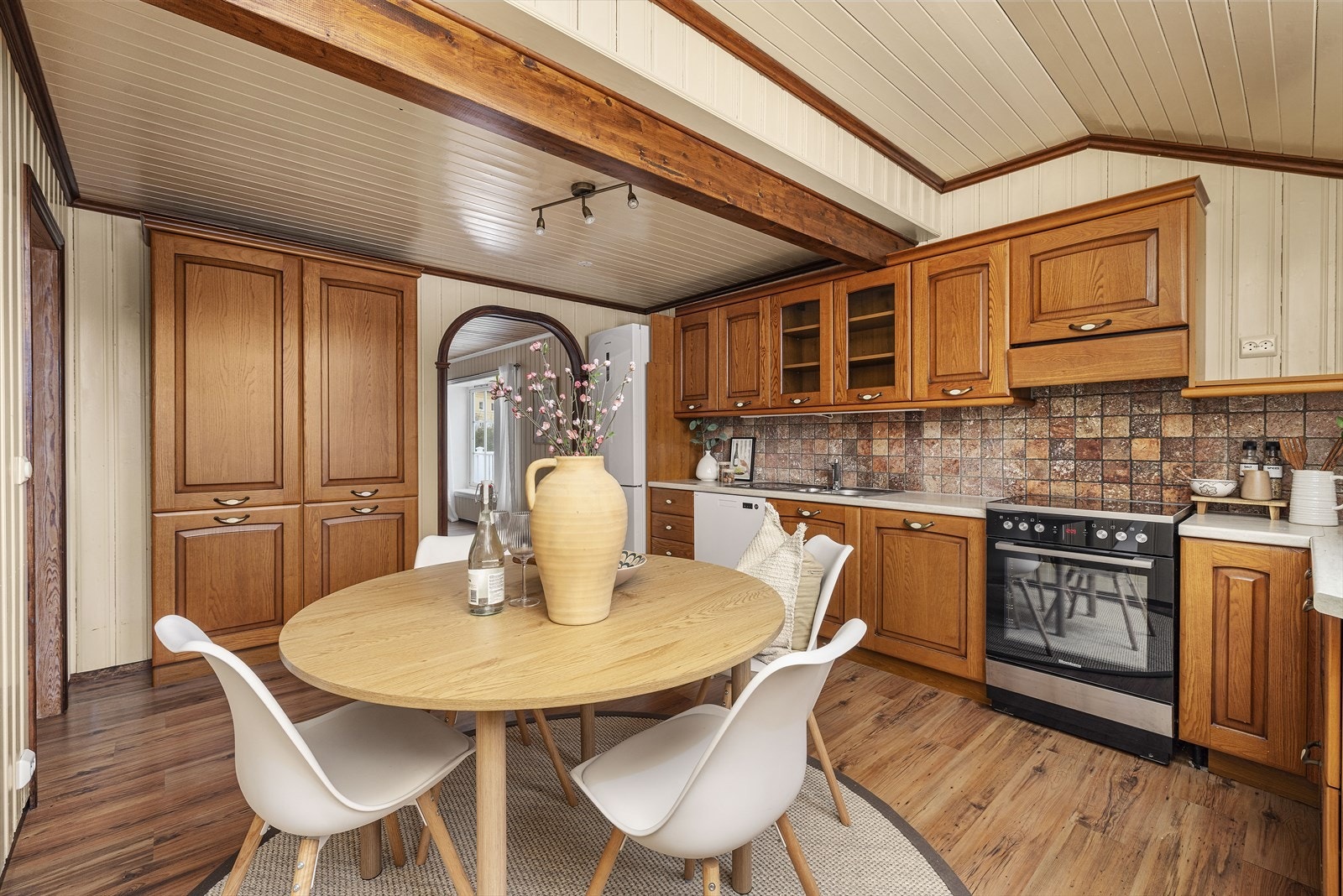 Det er godt med plass i overskap, underskap/skuffer og høyskap Galleribilde