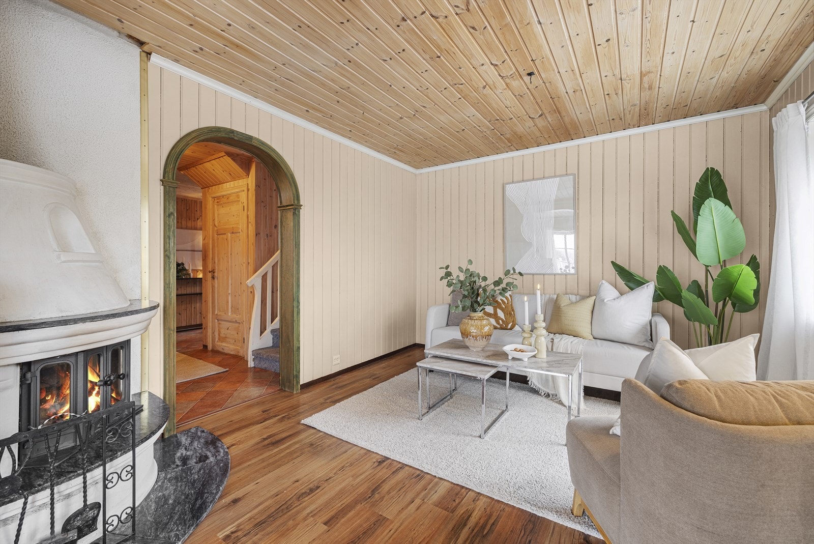 Peis med innsats sørger for god oppvarming og hyggelig stemning, i tillegg til varmepumpe Galleribilde