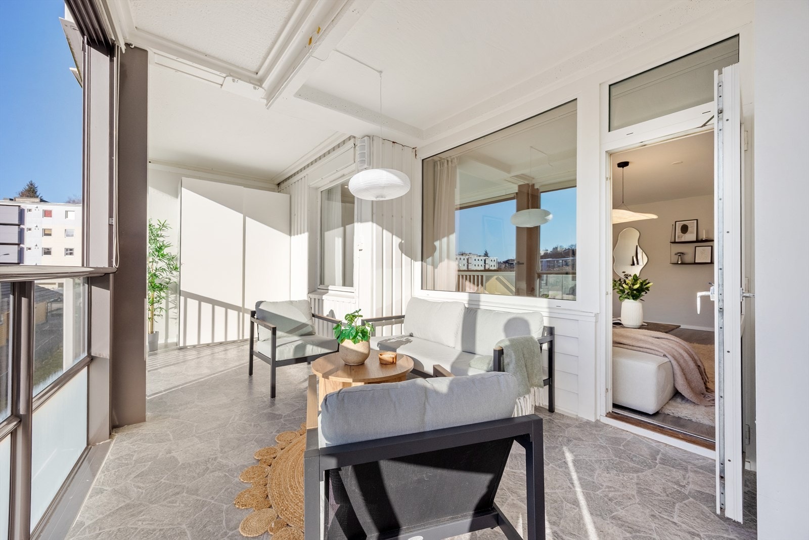 Balkongen fungerer som et ekstra oppholdsrom store deler av året og blir en naturlig forlengelse av stuen. Galleribilde