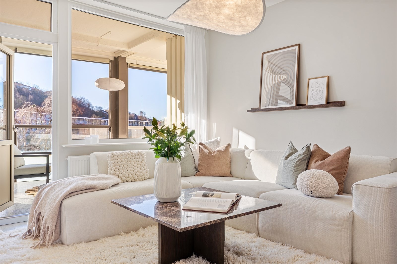 Den innbydende leiligheten holder en gjennomgående god standard, med moderne og tidsriktige overflater. Stue, soverom og gang er nymalt i 25/26. Galleribilde