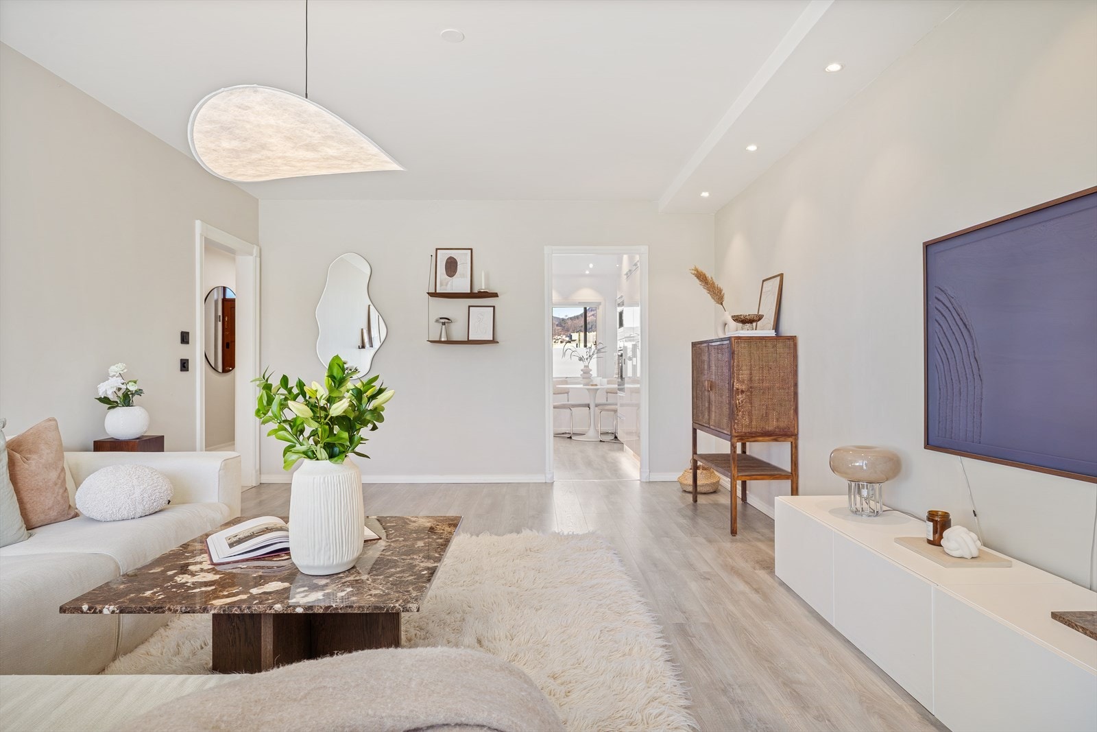 Innvendig fremstår leiligheten lys og moderne med laminatgulv og malte overflater i tidsriktige farger. Det bør nevnes at det er fleksibel lysstyring (Plejd). Galleribilde