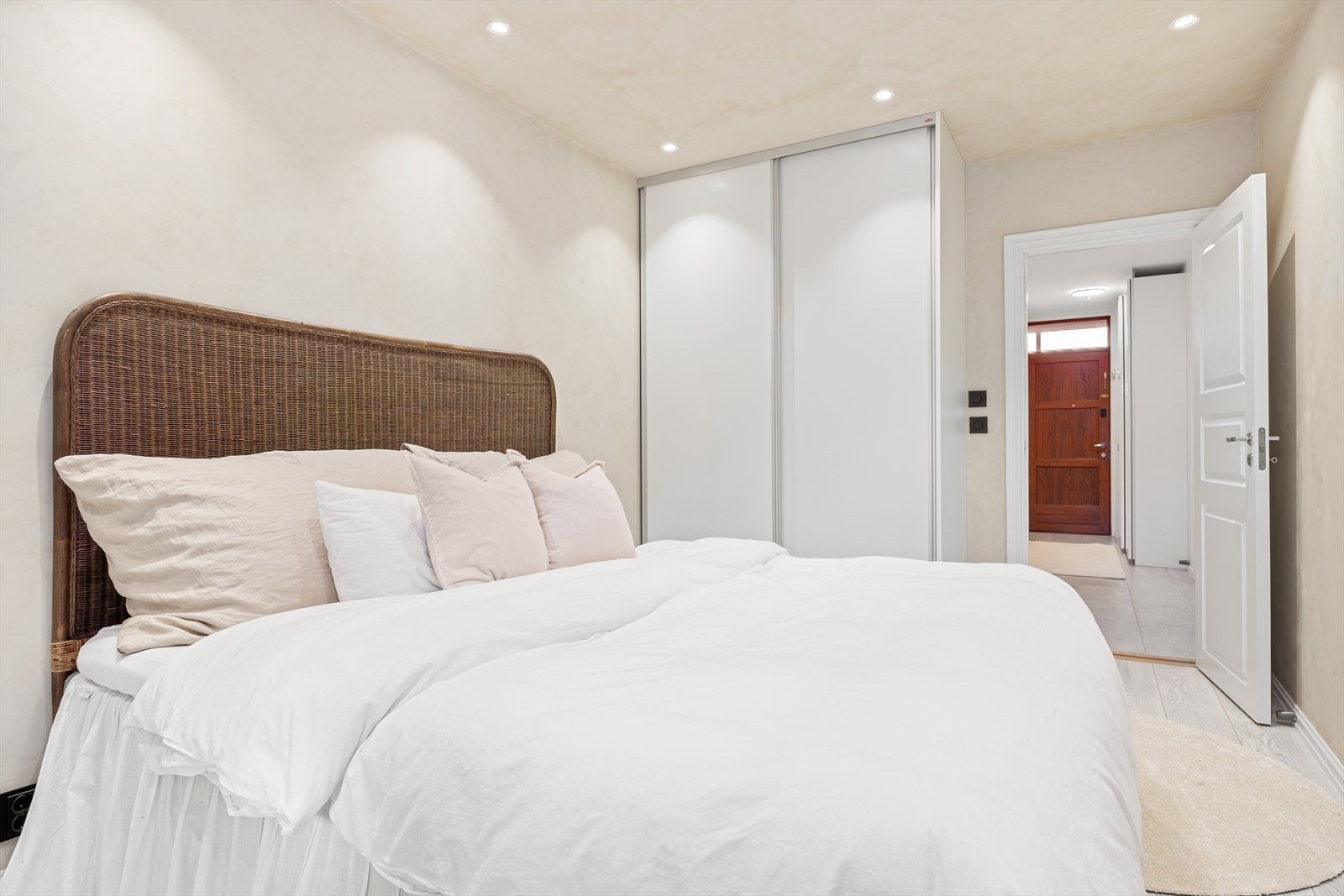 Det er også montert garderobeskap med skyvedører. Galleribilde