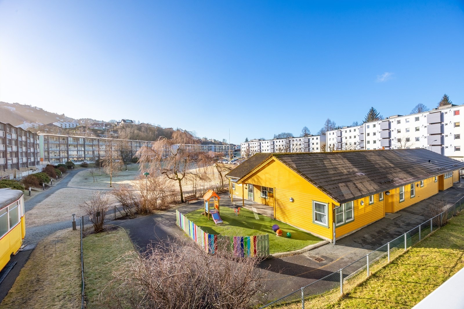 Lekeplass og barnehage i umiddelbar nærhet Galleribilde