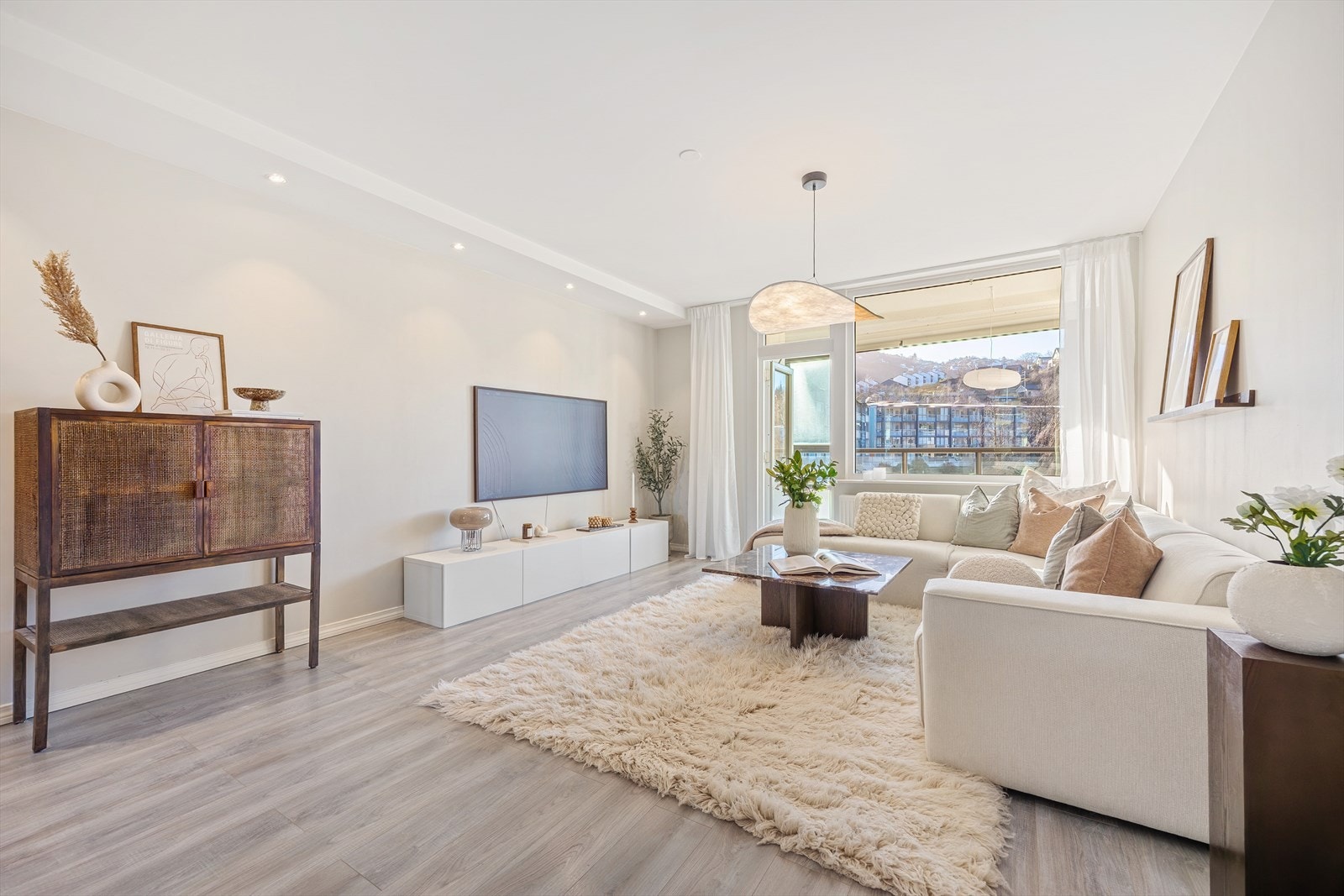 Leiligheten har en stor og lys stue med god takhøyde. Det bør nevnes at det er downlights i stuen, kjøkken, bad og på soverommet. Galleribilde