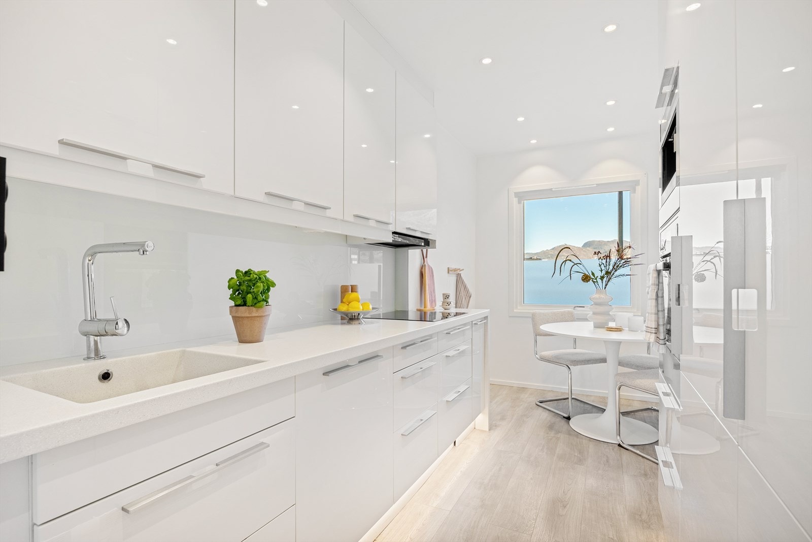 Kjøkkenet har en moderne innredning fra Epoq med glatte fronter og en benkeplate i kompositt. Galleribilde