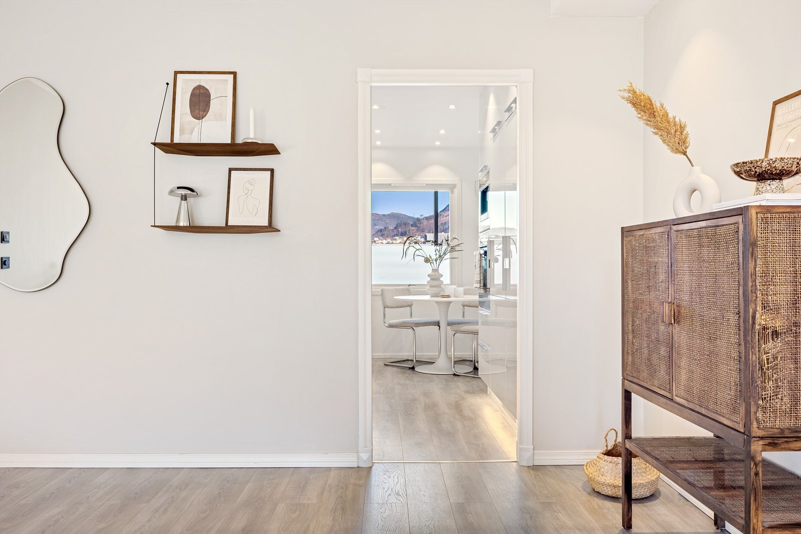 Fra stuen er det adkomst til kjøkkenet Galleribilde