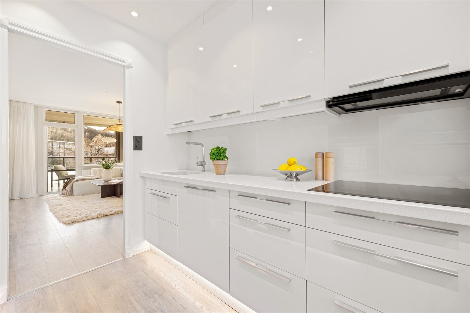 Kjøkkenet er godt utstyrt med integrert platetopp, stekeovn, kaffemaskin, oppvaskmaskin og kjøleskap med fryser. Galleribilde