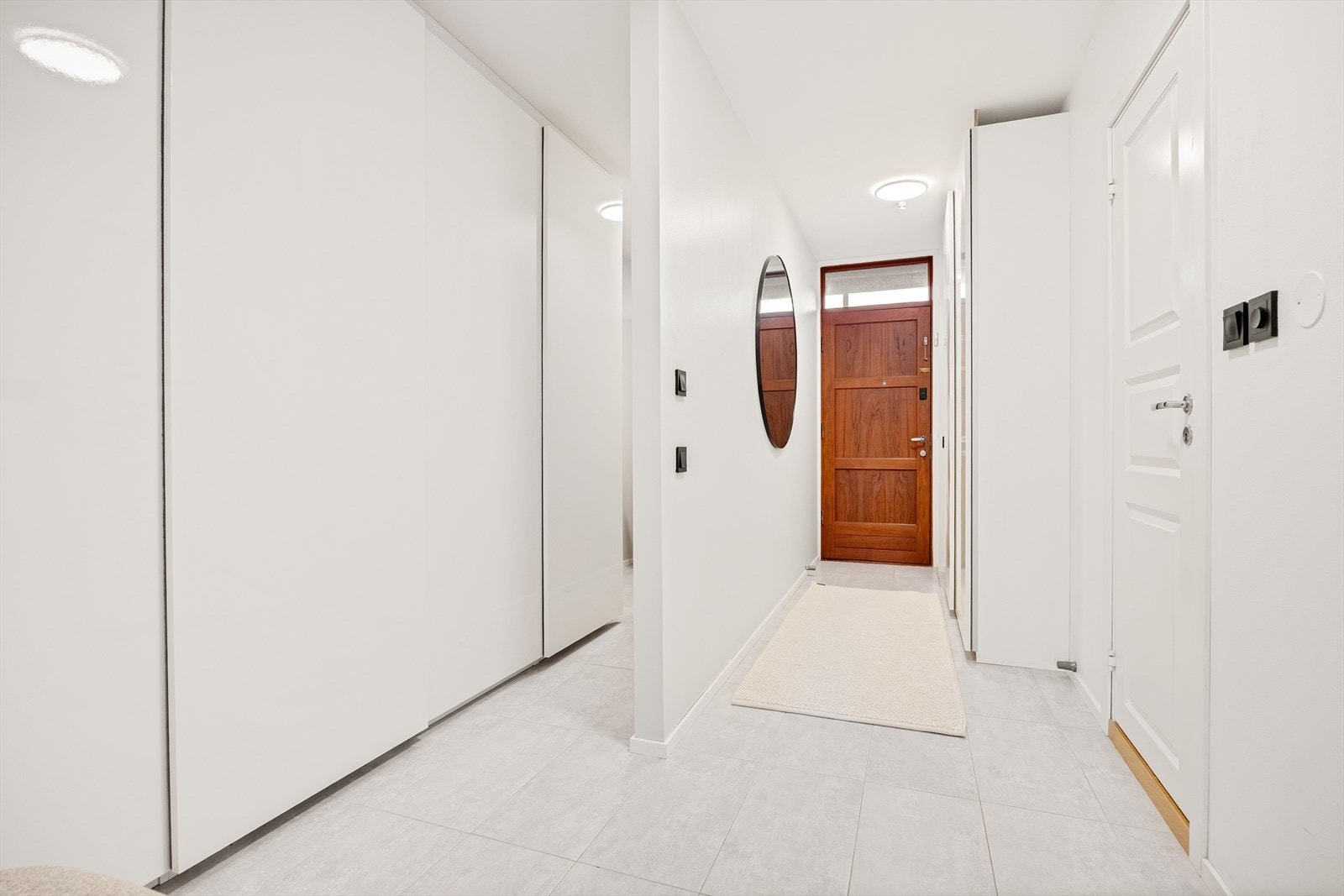 Entréen fremstår lys og romslig, med gode garderobeløsninger. Galleribilde