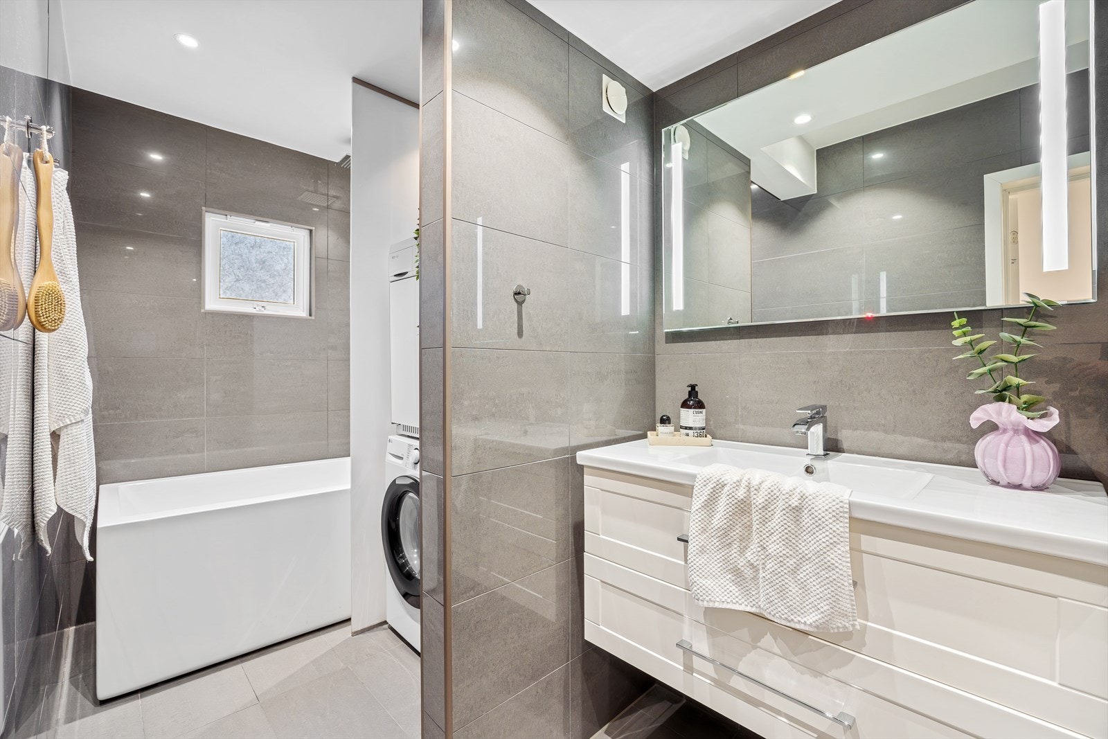 Badet er helfliset og pent med fliser på gulv og vegger, og varmekabler i gulv. Galleribilde