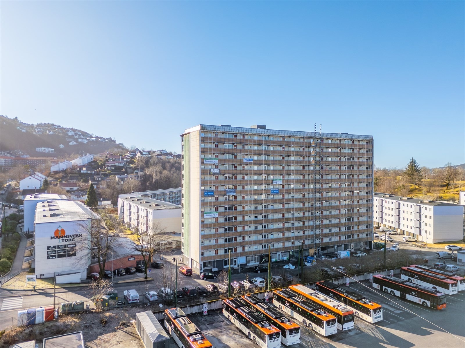 Området har svært gode kollektivtilbud. Det går hyppige bussavganger fra Nattlandsveien, og nærmeste bybanestopp ligger ved Sletten Senter. Galleribilde