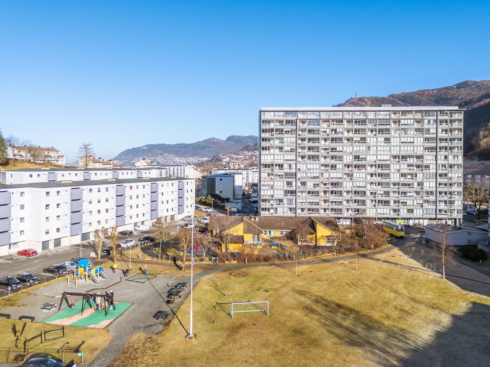 Leiligheten har en svært attraktiv beliggenhet i et populært og veletablert boligområde på Landås. Her bor du i rolige og trivelige omgivelser, samtidig som du har kort vei til alt du trenger i hverdagen. Galleribilde