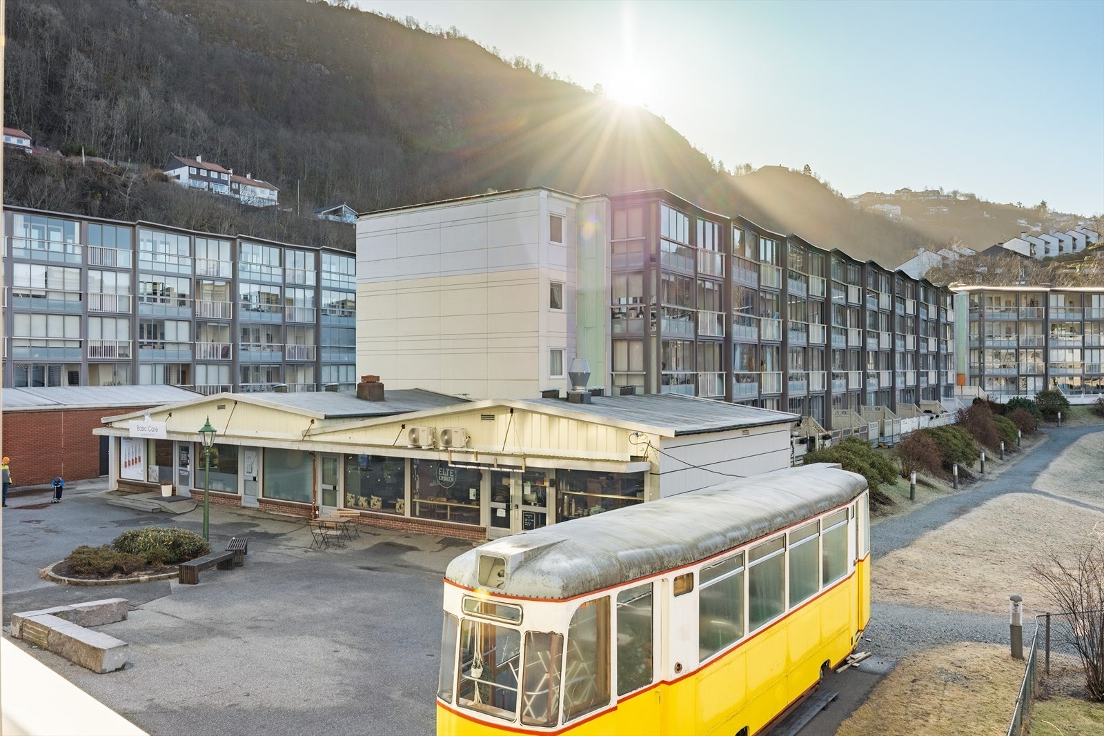 Leiligheten har en svært attraktiv beliggenhet i et populært og veletablert boligområde på Landås. Her bor du i rolige og trivelige omgivelser, samtidig som du har kort vei til alt du trenger i hverdagen. Galleribilde