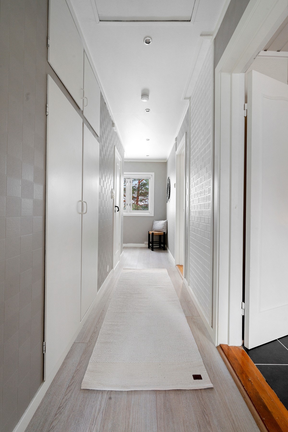 2. etasje består av 3 romslige soverom og et bad Galleribilde